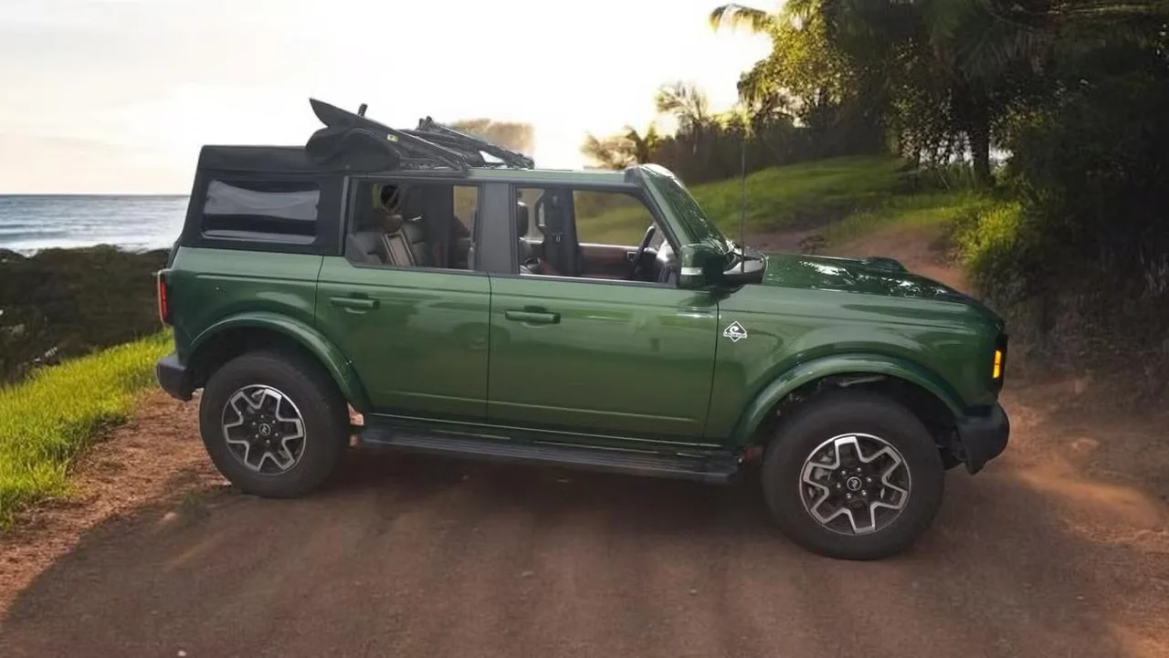 2023 Ford Bronco Outer Banks from the Island Luxe fleet on Oʻahu